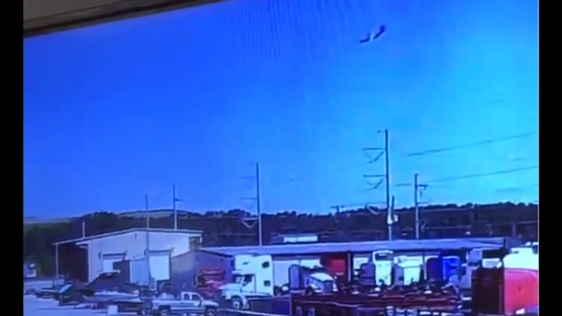 Video zeigt dramatischen Moment, als US-Militärflugzeug sich am Himmel dreht und senkrecht abstürzt