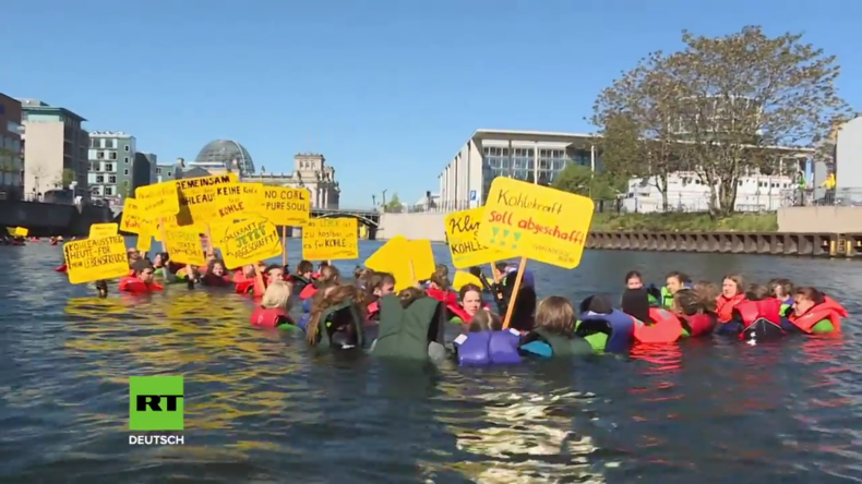 Greenpeace Aktivisten springen in die Spree, um gegen Kohleabbau zu protestieren