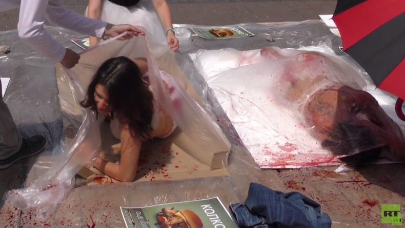 Pro-Vegan-Aktivisten bieten verpackte blutverschmierte Körper als "Menschenfleisch" an