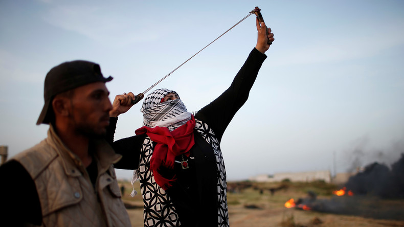 Palästinenser holt Drohne mit Zwille vom Himmel
