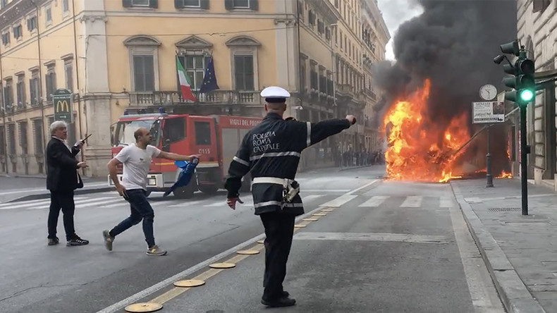 Bus geht im Herzen Roms in Flammen auf: Meterhohe Rauchsäulen, loderndes Feuer