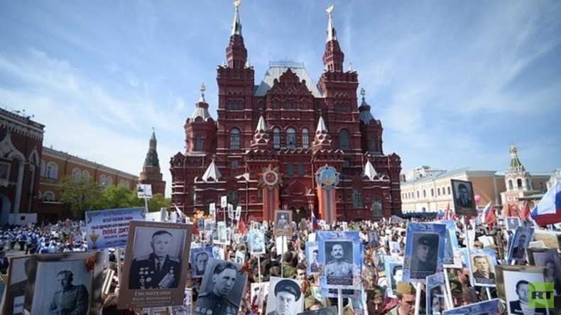 LIVE am Tag des Sieges: "Unsterbliches Regiment" marschiert durch Moskau