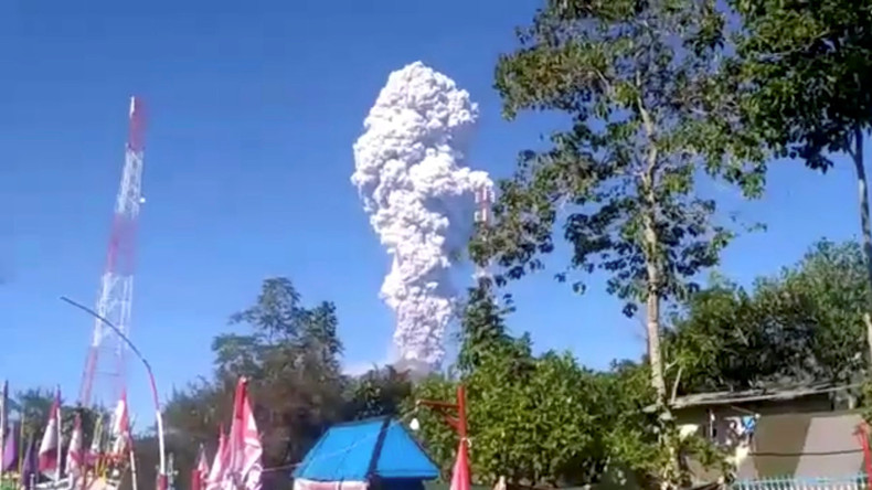 Indonesien: Einer der gefährlichsten Vulkane der Welt bricht aus und treibt Hunderte in die Flucht 