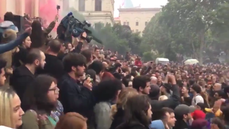 Techno-Revolution in Georgien? Nach Club-Razzia ziehen Tausende feiernd zum Protest