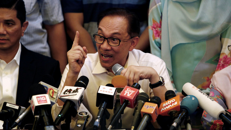 Malaysischer Oppositionspolitiker Anwar vorzeitig aus Haft entlassen 