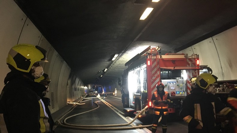 Deutscher Bus im Bernardino-Tunnel in Brand geraten