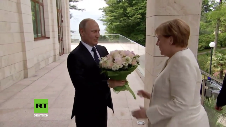 Russland: Putin begrüßt Merkel in Sotschi mit weißem Rosenstrauß