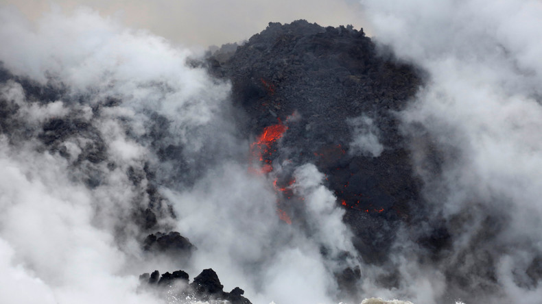 "Lava-Dunst-Alarm" auf Hawaii: Lava erreicht Ozeanküste und kühlt im Wasser ab [FOTOS, VIDEOS]