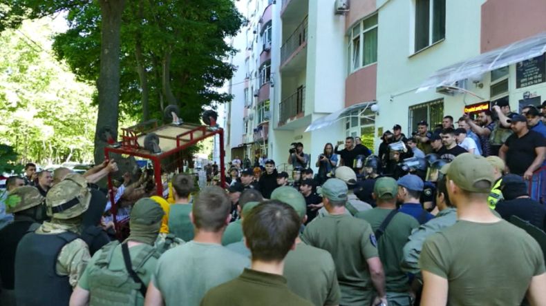 Odessa: "Separatist!" - Rechter Mob wütet vor Büro eines Israelis, weil dieser Spende verweigerte  