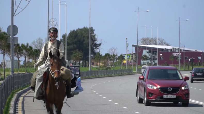 Nach alter Art der Mongolen: Reiternomade besucht WM-Städte hoch zu Pferd 