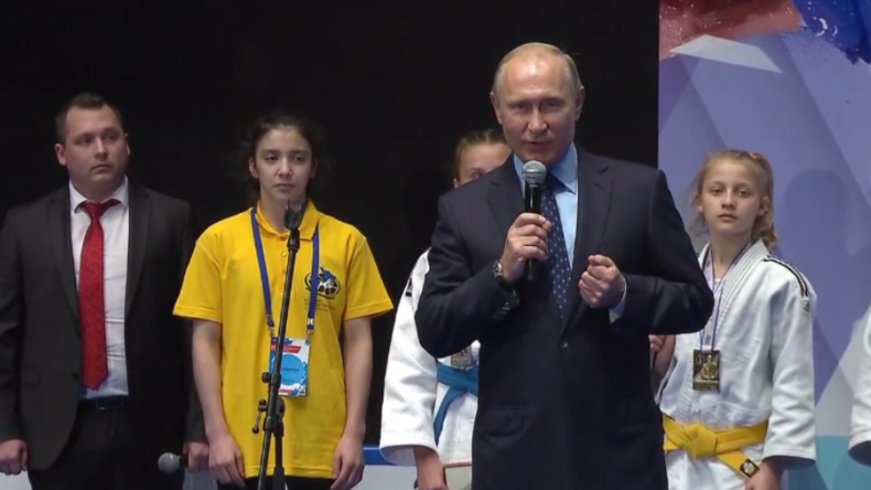 Zu Ehren seines verstorbenen Mentors, Trainers und Freundes: Putin besucht Judo-Turnier