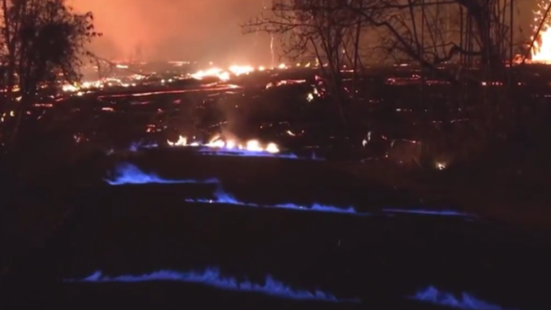 Seltenes Naturschauspiel: Vulkanausbruch auf Hawaii lässt blaue Flammen aus Erdrissen tanzen