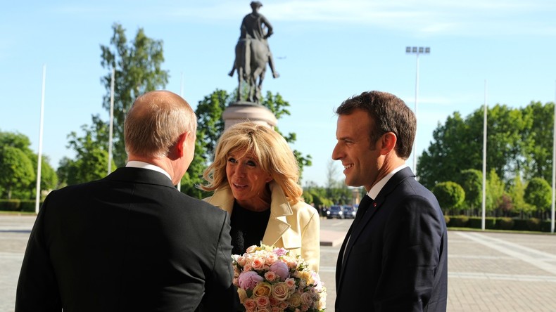 Er hat es wieder getan und die Bild hat ihren nächsten Affront - Putin schenkt Macrons Frau Blumen