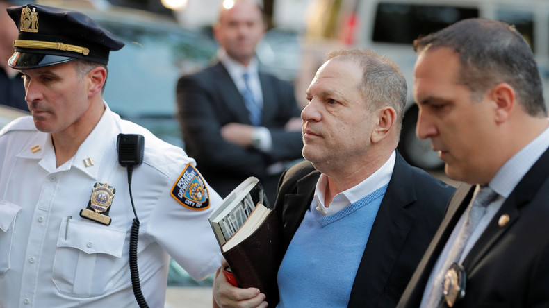 Filmproduzent Harvey Weinstein stellt sich der Polizei in New York 