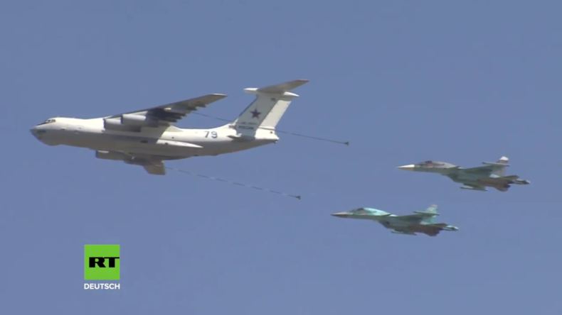 Russland: Hubschrauber und Kampfjets am Himmel bei den Aviadarts 