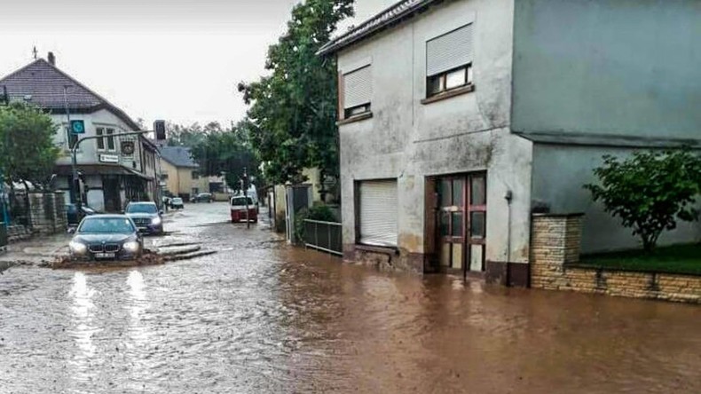 "Es herrscht Chaos hoch drei": Heftiges Gewitter überschwemmt Keller und Straßen in Nordhessen 