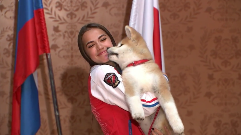 Liebe auf den ersten Blick: Japan schenkt russischer Eiskunstlauf-Olympiasiegerin Akita-Welpen 
