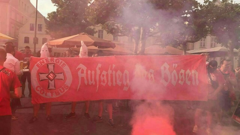 Ermittlungen: Foto mit Ku-Klux-Klan-Kapuzen nach Fußballspiel in Cottbus