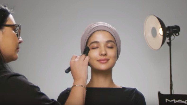 "Niemand sieht früh so aus": Make-up-Werbung sorgt unter Musliminnen für Spott