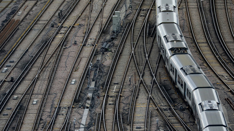 Passagierzug verfährt sich auf Gleisen in England