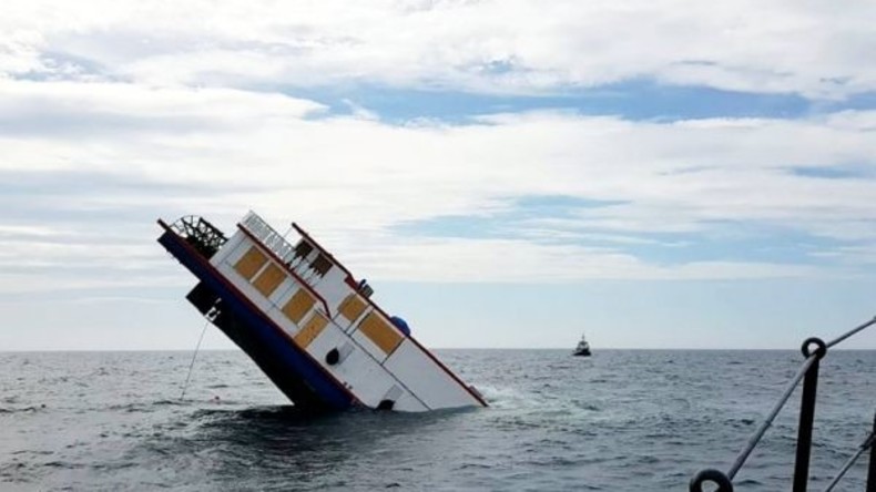 Historischer Raddampfer MV Oliver Cromwell bei Transport auf Irischer See versunken