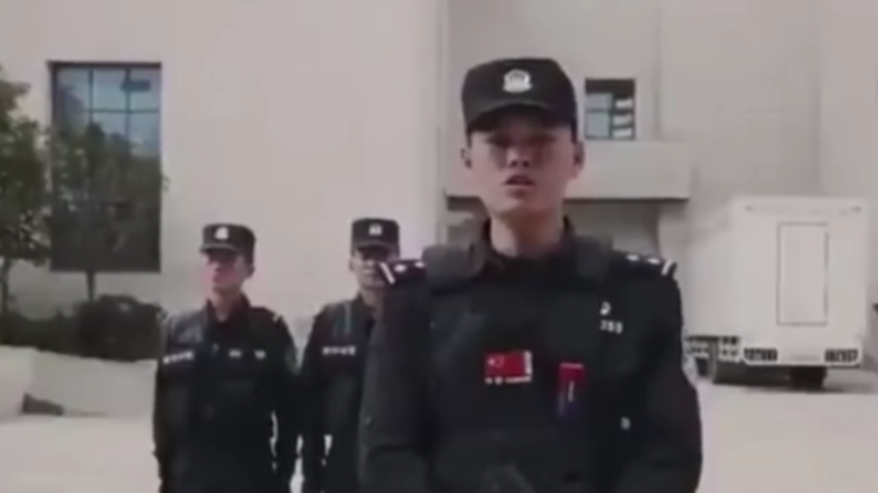 Chinesische Polizei landet viralen Hit mit Tipp zum Verhalten bei Messerangriffen