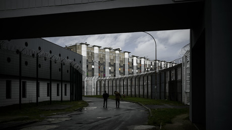 Radikalisierung und Selbstmorde unter Wärtern - Alltag in Europas größtem Dschihadistenknast