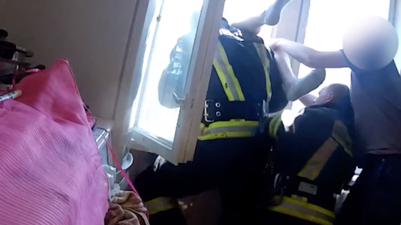 Gut gefangen: Feuerwehrmann rettet Selbstmörder bei Fenstersprung