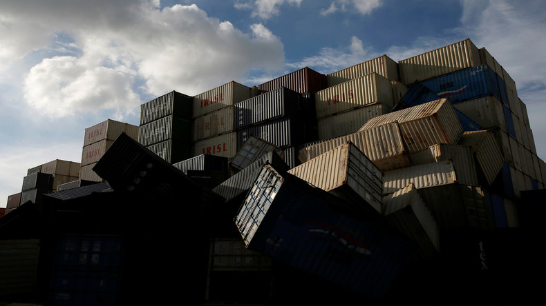Frachtschiff verliert 83 Container – Sturm spült Hygieneartikel an Australiens Küste