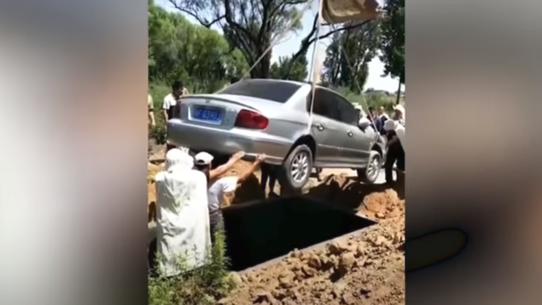 Sarg auf vier Rädern: Chinesischer Auto-Fan in eigenem Wagen begraben [VIDEO]