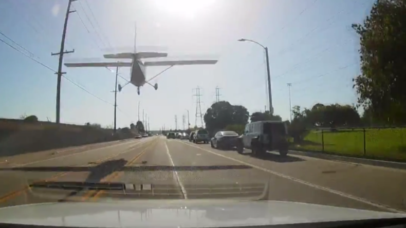 USA: "Motor ausgegangen" - Flugzeug landet auf belebter Straße 