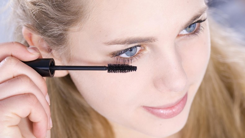 Faulheit ging ins Auge: Frau schminkt sich seit 25 Jahren nicht korrekt ab und bereut es