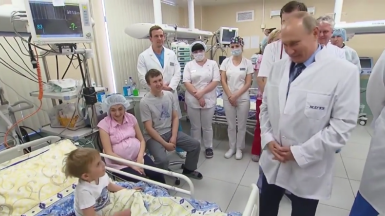 "Er hat mich geküsst Mama, nicht Dich" - Putin trifft naseweisen Nierenpatienten auf Intensivstation