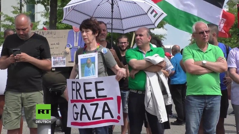 Protest vorm Kanzleramt: "Netanjahu ist nicht Willkommen - Stoppt den Krieg, Freiheit für Palästina"