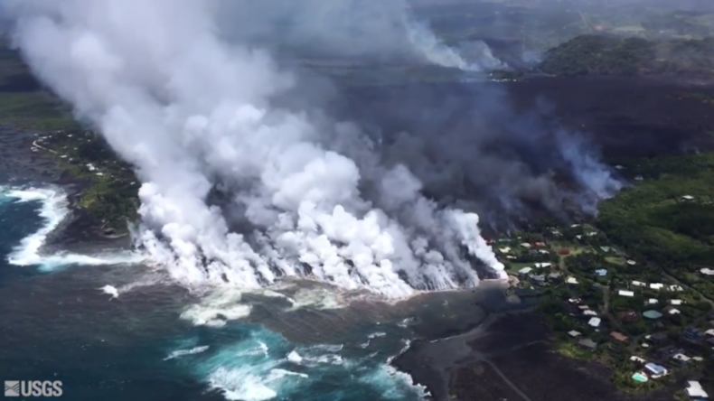Hawaii: Gigantische Dampfwolken steigen in den Himmel, während Lava ins Meer strömt