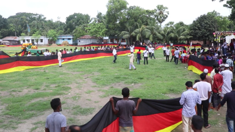 Made in Bangladesch: Fan deutscher Fußball-Elf lässt längste deutsche Flagge der Welt herstellen