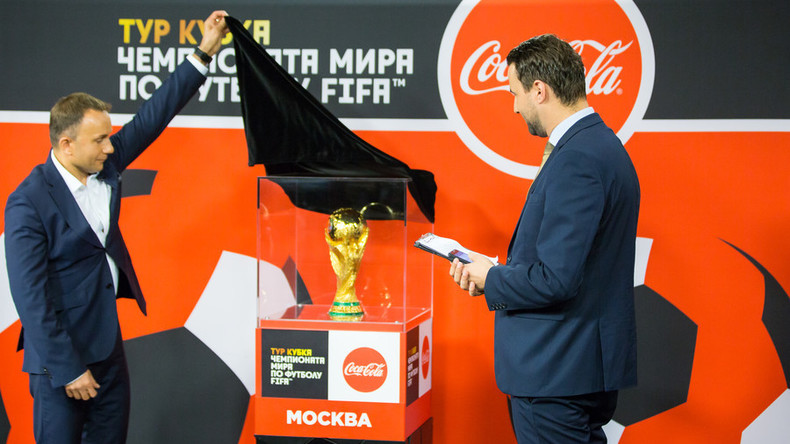 Der goldene Gast: Pokal der Fußball-Weltmeisterschaft im Studio von RT (Video)