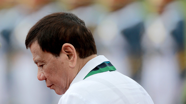 Tritt er zurück? Rodrigo Duterte lässt nach provokativem Kuss Frauen sein Schicksal bestimmen 