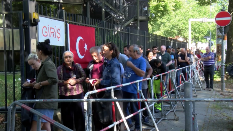 Deutschland: Türkische Staatsangehörige geben Stimmen für Wahlen in Türkei ab