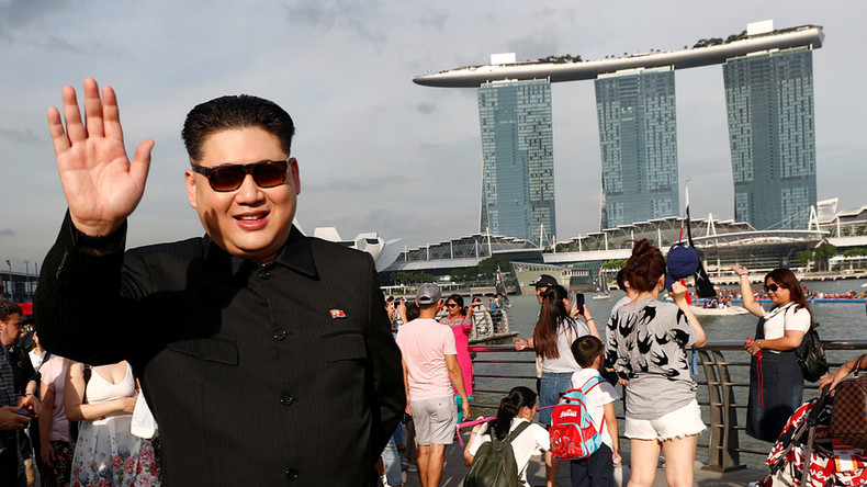 Kim-Jong-un-Imitator am Flughafen von Singapur festgenommen – weil er zu gut ist (FOTOS)