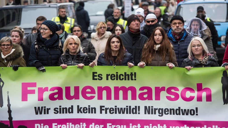 LIVE: "120 Dezibel" - Protest und Gegenprotest zum Frauenmarsch