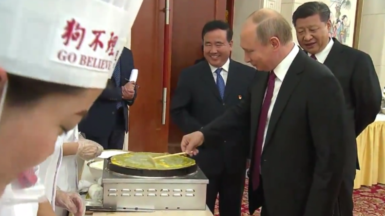 "Kochen, Hockey und Zugfahren" - Putin und Xi Jinping auf gemeinsamer Tour in China