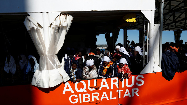 Italien droht mit Hafensperre: Rettungsschiff mit über 600 Migranten harrt weiter im Mittelmeer aus 