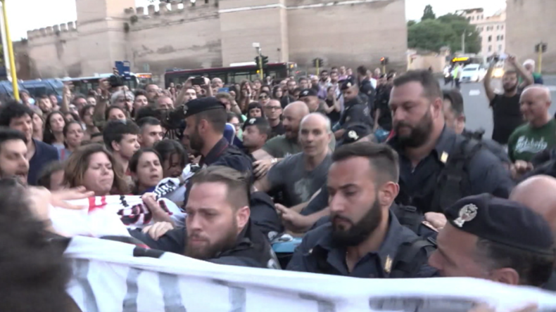 Nach Abweisung von Migrantenschiff: Proteste und Zusammenstöße in Rom