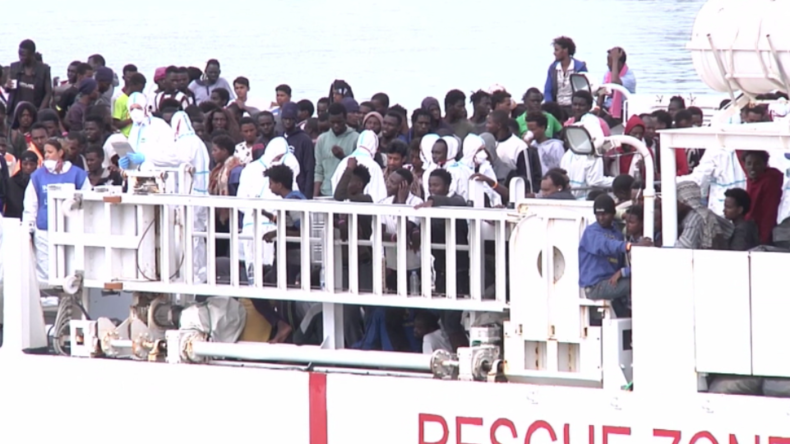 Italien nimmt Migranten-Rettungsschiff mit über 900 Menschen auf
