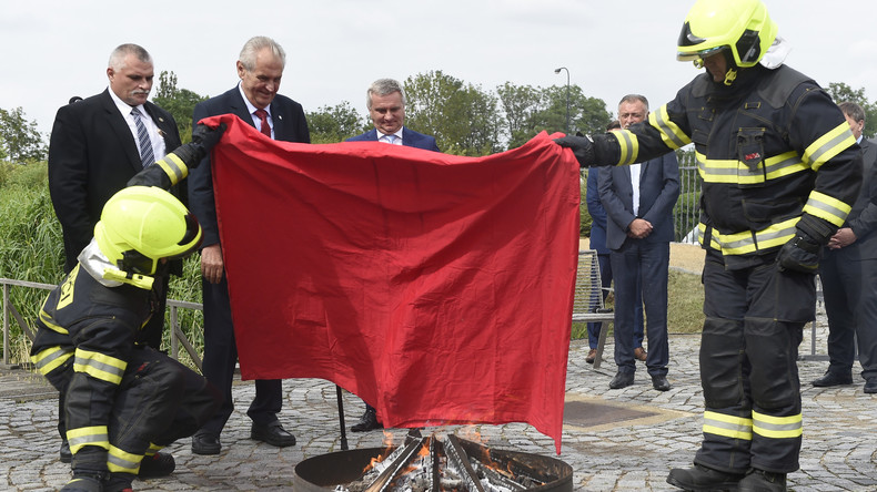 "Keine Politik der schmutzigen Wäsche": Tschechischer Präsident verbrennt rote Riesenunterhose