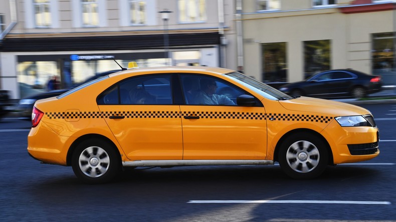 Taxi-Fahrer verwechselt Pedale und verletzt sieben Passanten in Moskau