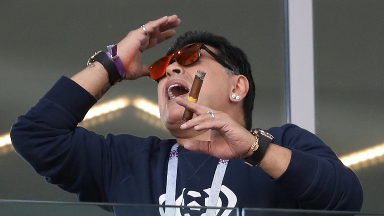 Hand Gottes greift vor Aufregung nach Zigarre: Diego Maradona begeht Regelwidrigkeit im Stadion