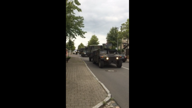 Ständige NATO-Rotation gegen "russische Aggression": US-Militär rollt durch sächsische Kleinstadt