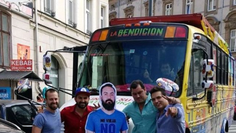 "Meine Alte ließ mich nicht": Mexikaner nehmen Pappfigur ihres Freundes zur Russland-WM mit